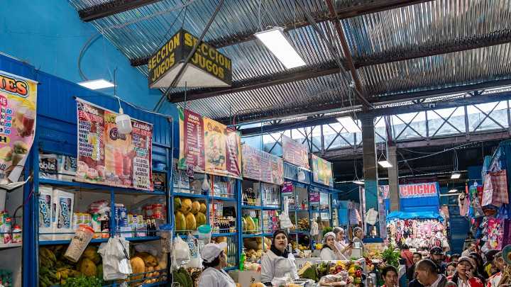 Tras quejas, refaccionan techos del mercado F. Vivanco y anuncian frigoríficos