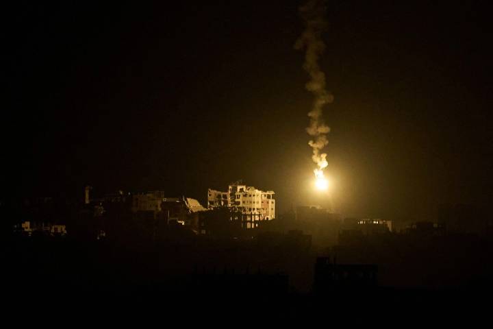 Tras intensos bombardeos, ministro de Defensa de Israel dice que “Gaza está ardiendo”