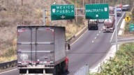 TikTokers denuncian intento de asalto en la autopista Puebla-Orizaba; les lanzaron piedras al coche
