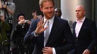 El príncipe Enrique vuelve al Reino Unido en su primera visita desde abril