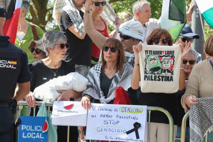 Un centenar de personas protestan contra Israel en el paso de La Vuelta por Salamanca
