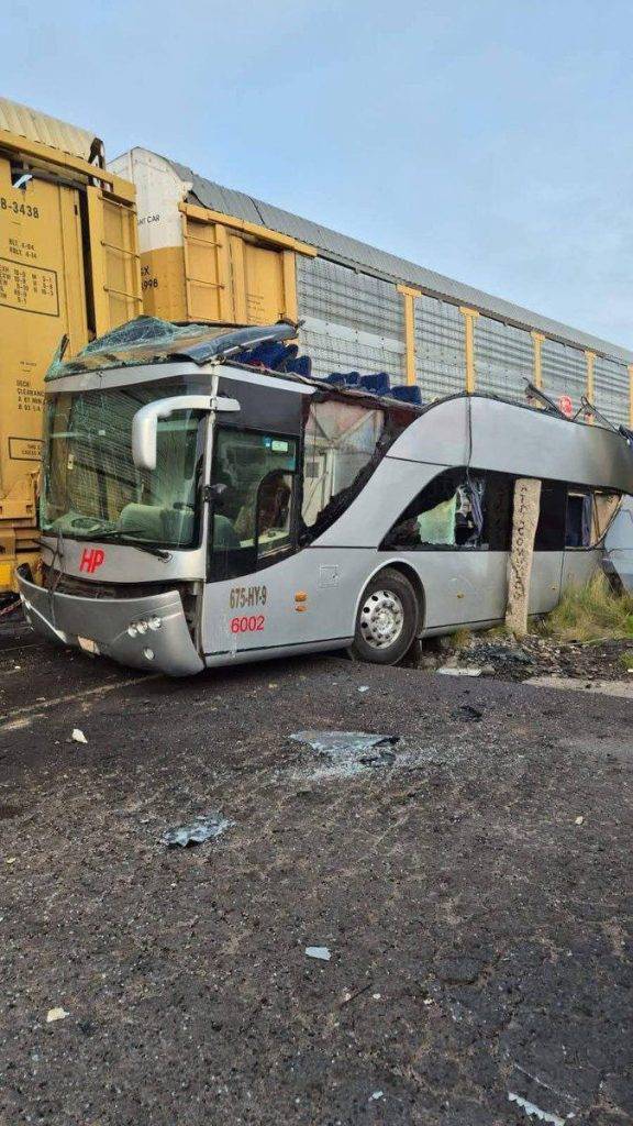 Al menos 10 muertos y 61 heridos tras choque entre tren...