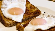El truco casero para pelar la cáscara de los huevos duros rápido y fácil