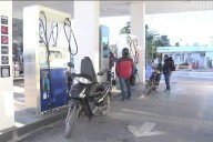 La venta de combustibles subió 0,41% interanual, pero cayó frente a julio