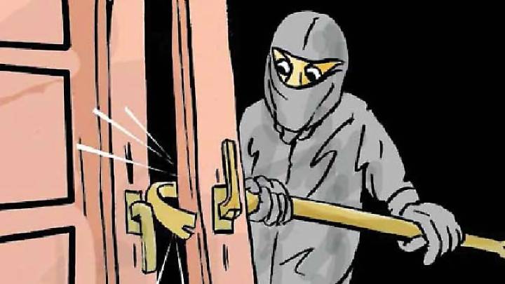 Thief caught red-handed by locals during daylight robbery attempt in Pulwama