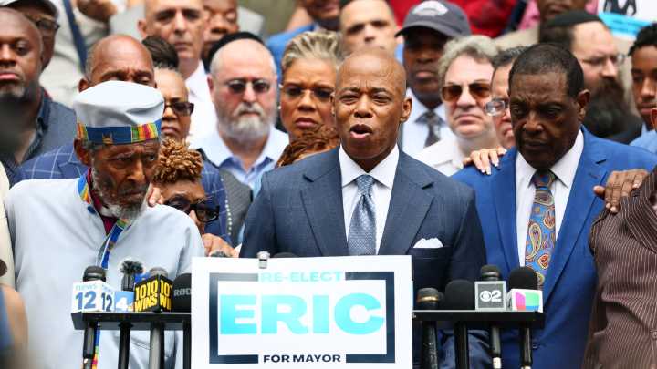 El alcalde de Nueva York Eric Adams abandona su reelección: baja popularidad, casos de corrupción y la crisis migratoria hundieron su carrera