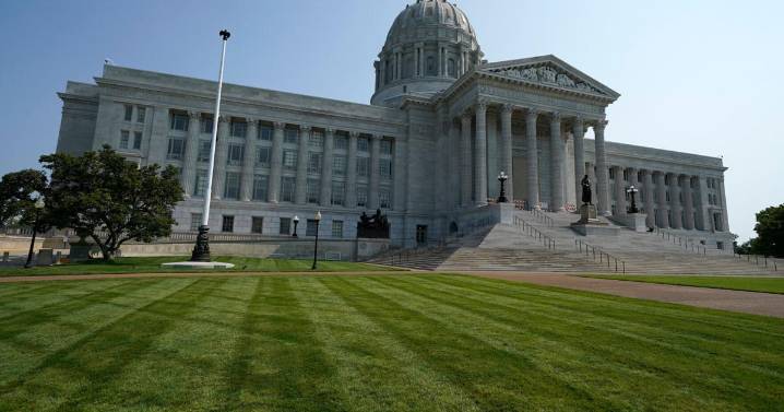Gobernador de Missouri firma plan que busca de otro escaño para republicanos en cámara baja federal