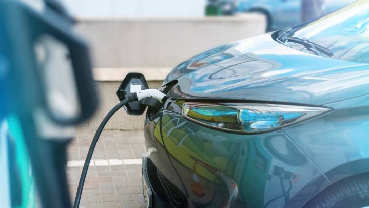 Canadá suspende obligación de vender 20% de vehículos eléctricos en 2026; ya no puede depender de la relación comercial con EU, dice