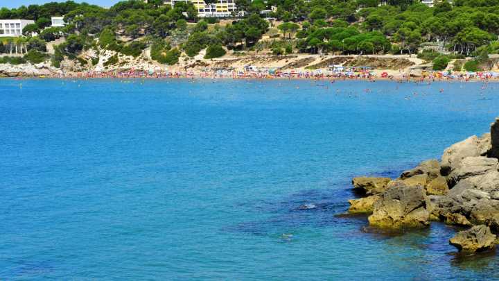 Los lectores de '20minutos' eligen Playa Larga de Salou como la mejor playa de España 2025