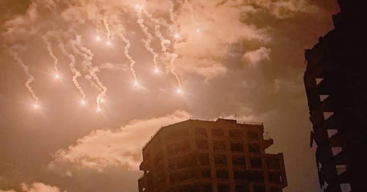 Palestinos abandonan Gaza tras intensos bombardeos de Israel