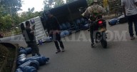 Camión con cilindros de gas se volcó en Manizales