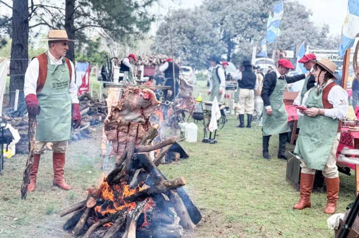 Una multitud en la Fiesta Nacional del Asador Criollo de Riglos