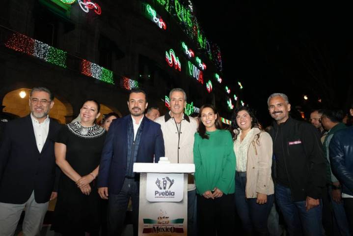 Enciende Pepe Chedraui iluminación del mes patrio en Palacio Municipal