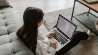 Las 5 mejores herramientas gratis de escritura con IA para que escribas más rápido