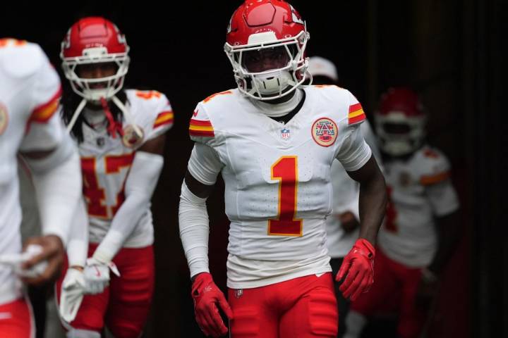 Chiefs WR Xavier Worthy leaves game vs. Chargers with shoulder injury