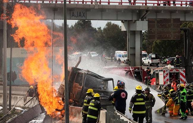 Suman 20 fallecidos por explosión de pipa en Iztapalapa