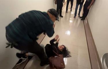 Despedido agente que tumbó a inmigrante ecuatoriana