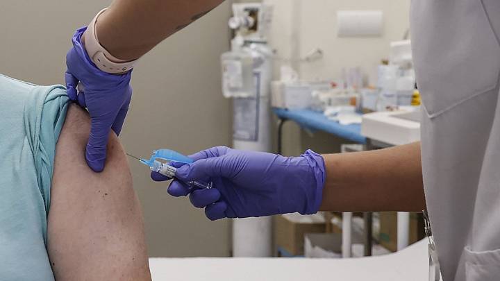 Galicia amplía la vacuna antigripal de alta carga tras demostrar que reduce un 31,8% las hospitalizaciones