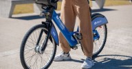 Las bicicletas públicas celestes se extienden a una tercera localidad