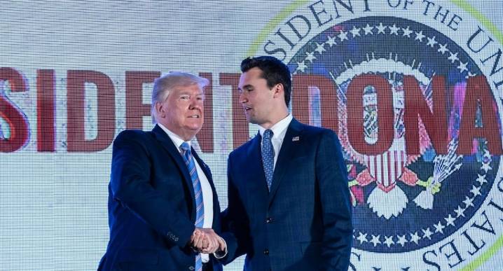 El Gobierno de Trump planea cancelar visados a quienes “glorifiquen” asesinato de Charlie Kirk