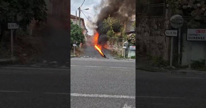 Vídeo | Una furgoneta se calcina en la N-525 a la altura de Tamallancos