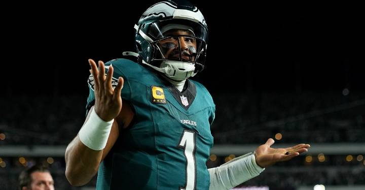 Eagles beat Cowboys in eventful season opener, 24 to 20