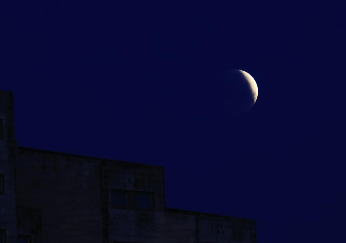 El espectáculo del eclipse de la 'Luna de sangre' en Salamanca: cuándo es y cómo verla