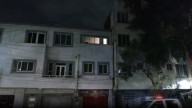 Hombre cae de azotea tras discutir con su novia en la GAM; quedó atrapado entre paredes de 2 edificios