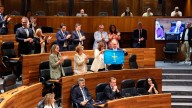 El pleno del Día de Asturias empieza con llamadas al consenso y acaba con guerra de banderas