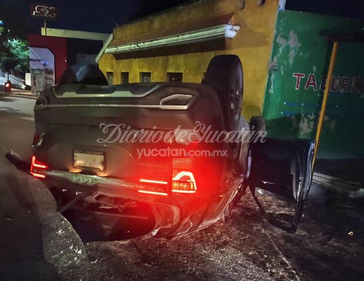 Vuelca una camioneta en la Av. Fidel Velázquez de Mérida tras colisionar con un auto estacionado