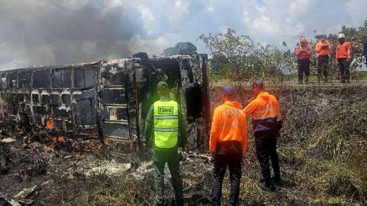 12 personas fallecieron tras volcarse e incendiarse una unidad de transporte público en Bolívar