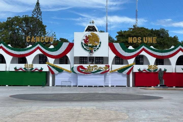 Cancún celebra el Grito de Independencia con drones, música y desfile cívico
