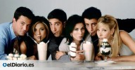 El origen del mítico sofá de 'Friends', que pasó de estar abandonado en un sótano a ser un icono del decorado de la serie