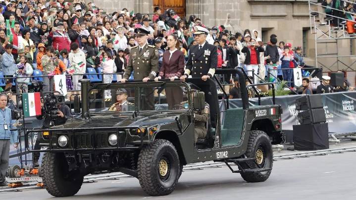 Las familias mexicanas se reúnen para ver el Desfile Militar 2025