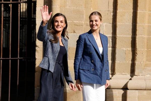 ¿Los mocasines de ante y tacón de la reina Letizia o las zapatillas blancas cómodas de la princesa Leonor?