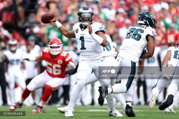 Eagles tumban de nuevo a Chiefs en emocionante reedición del Super Bowl