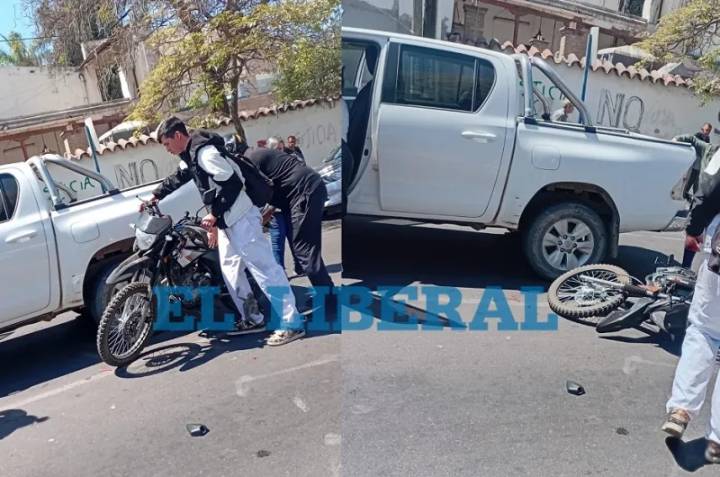 Un joven motociclista chocó contra una camioneta en una esquina céntrica: se registraron daños materiales