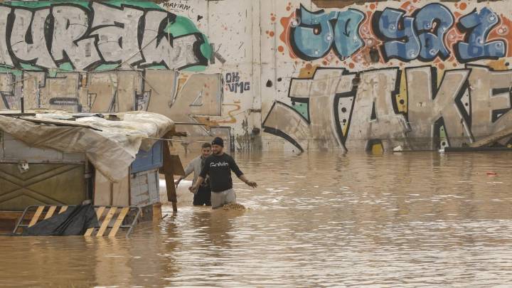 Fuertes lluvias ponen en alerta roja a Valencia, España: cierres escolares y caos ferroviario, mientras crece el miedo tras la tragedia del 2024