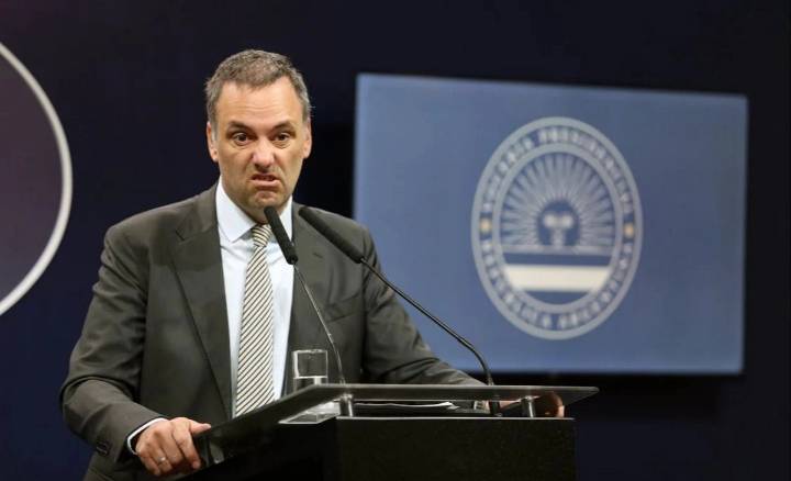 El furcio de Adorni: "Si hay alguien comprometido con la corrupción, ese es el Presidente"