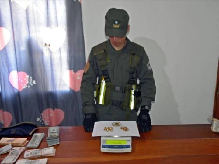 Detectan a tres mujeres que viajaban en un remís con pepitas de oro y divisas ocultas por más de $42.000.000