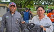 Mariela López Sosa entrega uniformes al personal de COMAPA Xicoténcatl