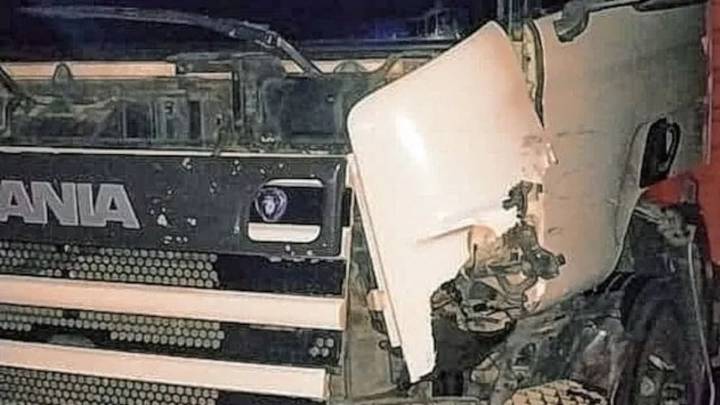 Fuerte impacto de noche. Un motociclista chocó contra un camión en la ruta 11 y murió