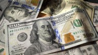 El dólar oficial se vende a $1515 en el Banco Nación La suba se produce a pesar de la fuerte intervención del Banco Central, que ayer volcó US$ 379 millones para contener la divisa, y tras las declara