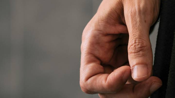 Por qué aparecen los padrastros en los dedos y qué significa su aparición