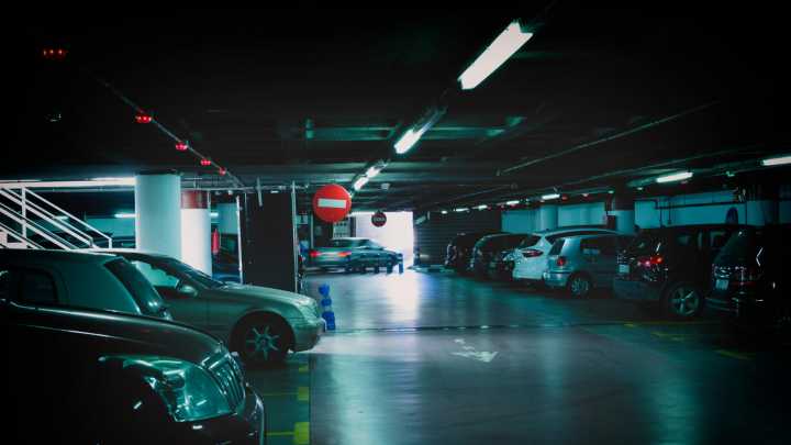 El error al aparcar en tu propia plaza de garaje que puede costarte hasta 3.000 euros de multa si un vecino te denuncia