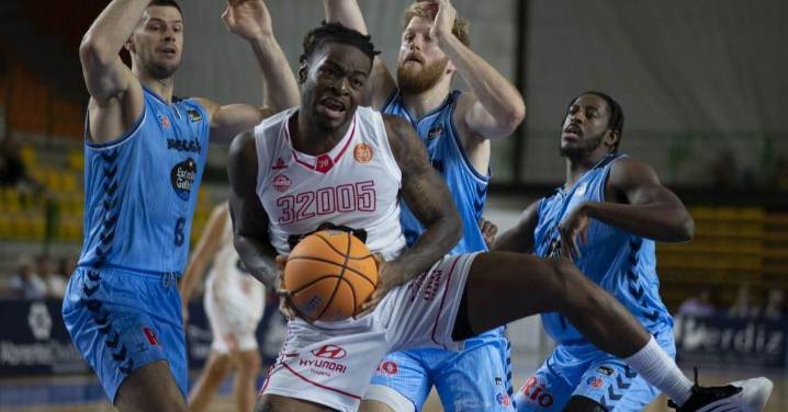 La burocracia deja al COB sin Kingsley Okanu