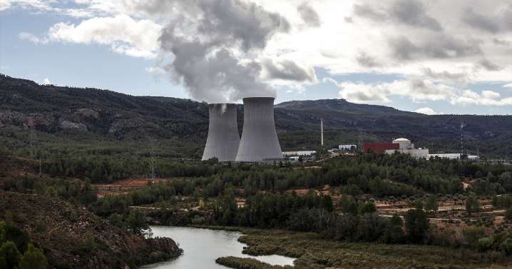 Ayuso planta cara a Sánchez y aumentará las investigaciones sobre energía nuclear que este quiere cerrar