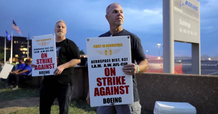 Some St. Louis workers want to dump Boeing contract offer