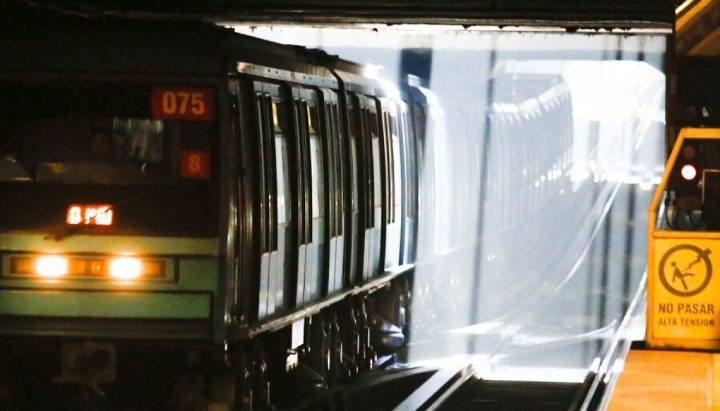 Pasajero es apuñalado en pleno andén del Metro Franklin tras pelea