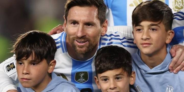 Tres perlitas de la emotiva noche de Messi: el guiño a Antonela, el ruego a sus compañeros y la estrella que se camufló para verlo